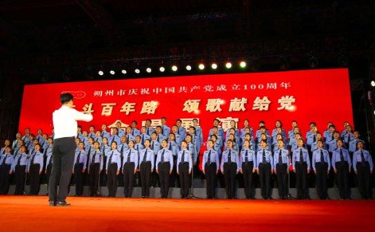 白色V领小衫，简单个性又帅气，美得很的很高调，你喜欢吗？游戏画面